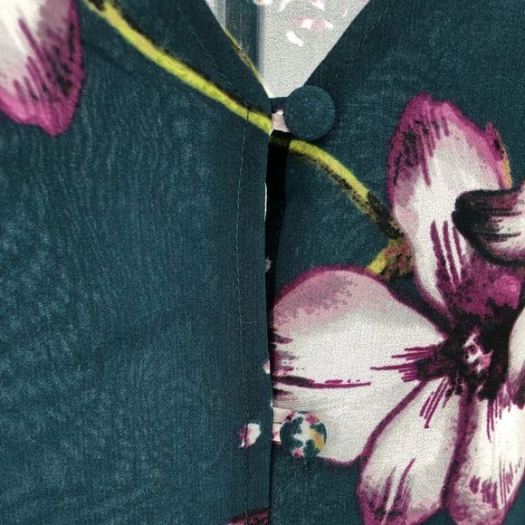 Cupcakes & Cashmere Tibet Floral V-Neck Button 3/4 Sleeve Blouse size Medium - Picture 6 of 15